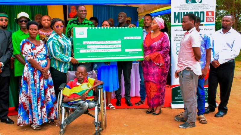 Mkuu wa Mkoa wa Shinyanga Mboni Mhita (kulia) akikabidhi mfano wa hundi sh. milioni 490.6 fedha za mikopo asilimia 10 mapato ya ndani ya halmashauri ya Manispaa ya Shinyanga kwa vikundi 30, vya vijana, wanawake na watu wenye ulemavu.