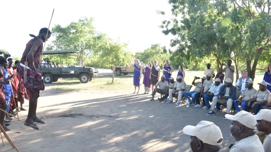 Mabaharia wakiangalia mmoja wa kabila lenye kivutio nchini, Hifadhi ya Taifa Mikumi