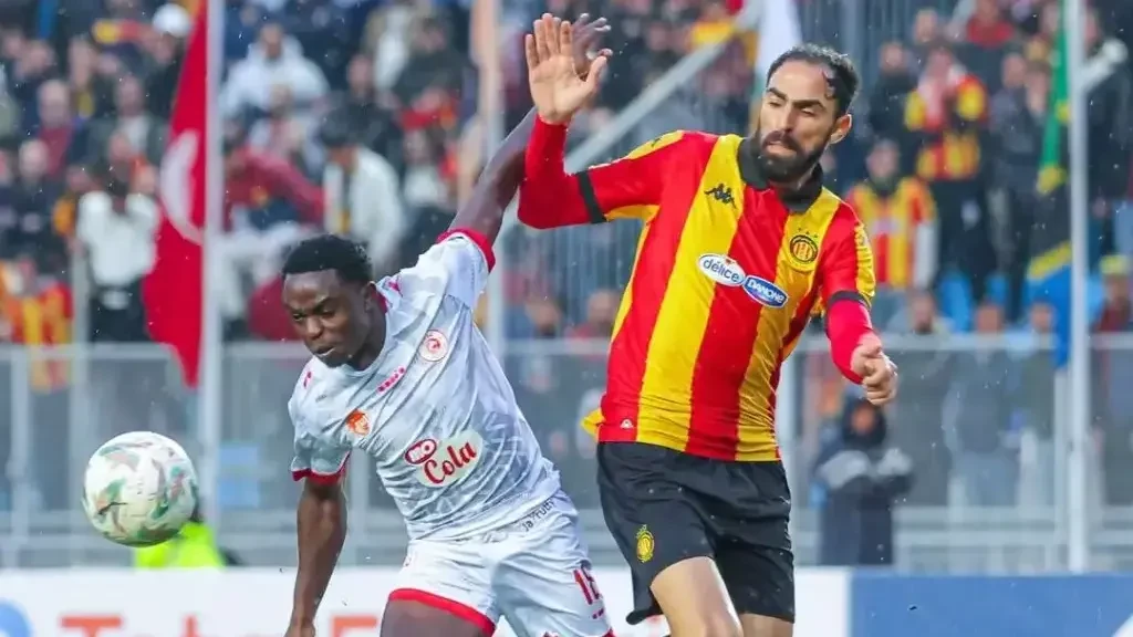 Kiungo wa Simba, Maurice Abraham (kushoto) akiwania mpira na mchezaji wa Esperance de Tunis kwenye mchezo wa Kundi B la Ligi ya Mabingwa Afrika juzi usiku, kwenye uwanja wa Olympique Hammadi Agrebi nchini Tunisia. Simba ilifungwa bao 1-0.