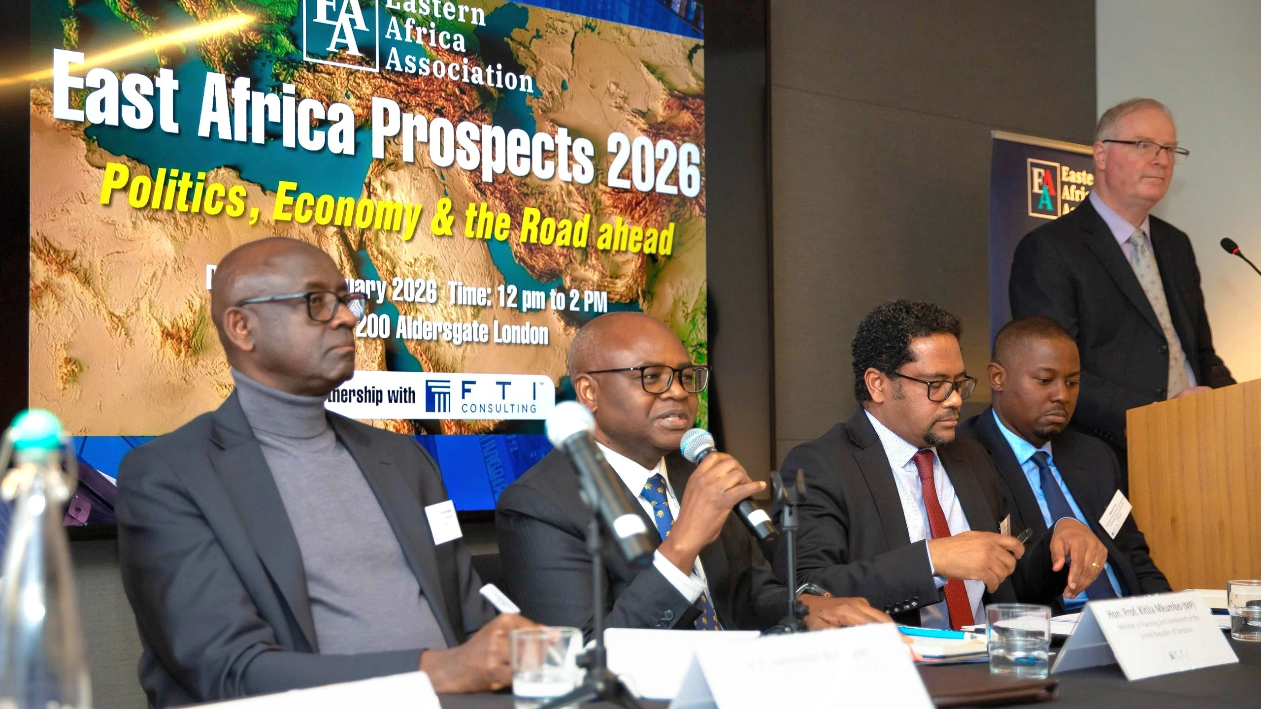 Waziri wa Nchi, Ofisi ya Rais Mipango na Uwekezaji, Prof. Kitila Mkumbo katikati akizungumzia Kongamano hilo limeandaliwa kwa pamoja na Taasisi ya Eastern Africa Association (EAA) na FTI Consulting.