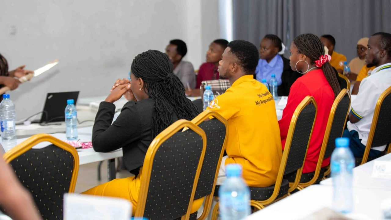 vijana wakipata mafunzo 