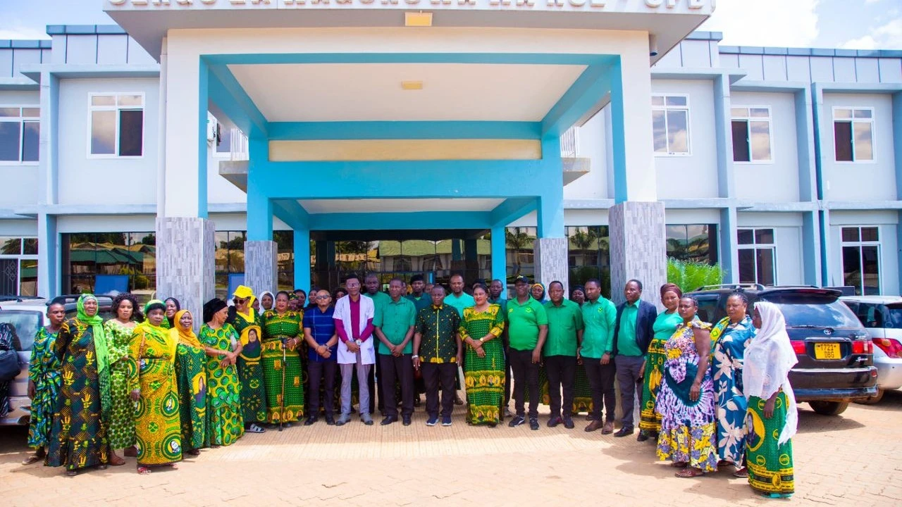 CCM Kahama wasaidia wagonjwa Hospitali