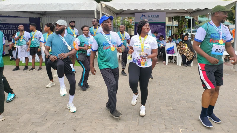 Makamu Mkuu wa Chuo Kikuu cha Afya na Sayansi Shirikishi Muhimbili (MUHAS), Prof. Appolinary Kamuhabwa, (mwenye kofia ya bluu,)warmsup baada ya kushiriki mbio za kilomita 10 za Reunion Fun Run Msimu wa 4, zilizoandaliwa na Chuo hicho jijini Dar es Salaam 