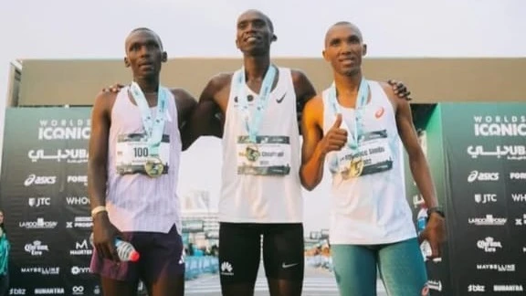 Mwanariadha kutoka Tanzania, Alphonce Simbu (kuli) akiwa pamoja na wenziwe kwenye mashindao hayo