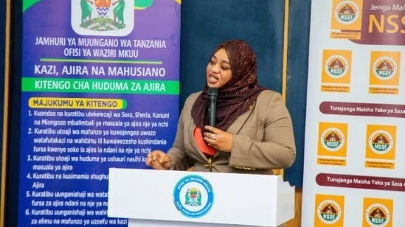 Naibu Waziri Ofisi ya Waziri Mkuu,Kazi Ajira na Mahusiano, Rahma Kisuo akizungumza na vijana  Jijini Dar es Salaam wakati wa hafla ya kuwaaga rasmi vijana 200 wanaoenda kufanya kazi nje ya nchi