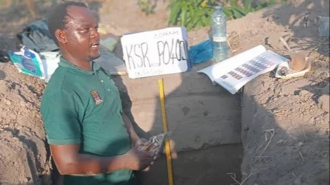 Mtaalam wa afya ya udongo wakipima udongo kwenye mashimo yaliyochimbwa