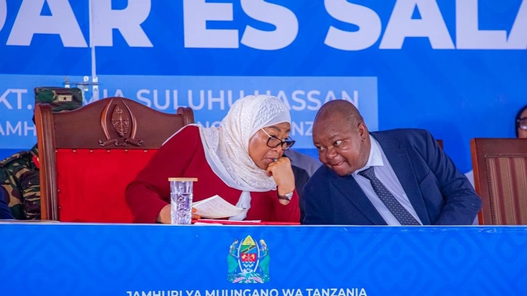 Rais Samia Suluhu Hassan (kushoto)