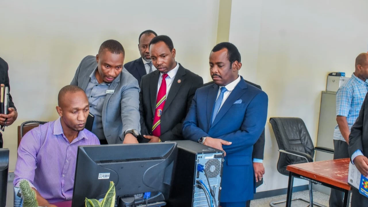 Waziri wa Mambo ya Ndani ya Nchi,  Patrobas Katambi (wa pili kuli) akipata uzoefu wa mifumo