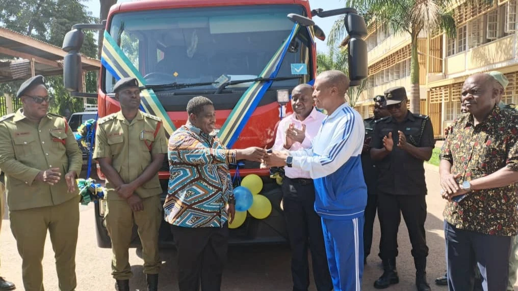 RC Babu aonya ujenzi nyumba
 za mbao Mlima Kilimanjaro.