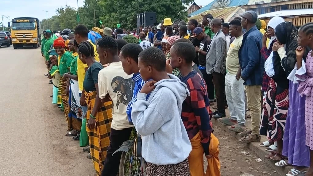 Wananchi wakiwa pemebezoni mwa barabara kusubiri ujio wa kiongozi huyo