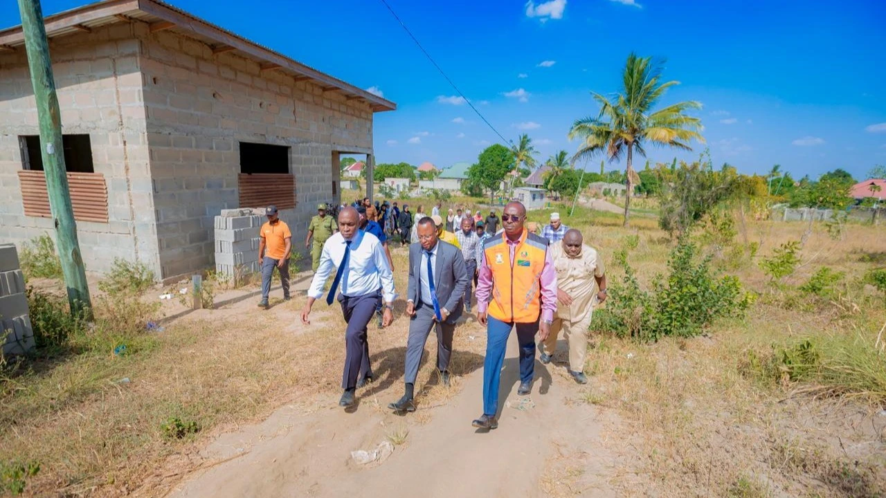 Mkuu wa Wilaya IIala Edward Mpogolo akiwa amembatana na maofisa kutoka ofisini kwake kwaajili ya utatuzi wa mgogoro huo