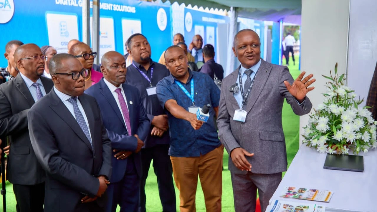 Mrajis na Mtendaji Mkuu wa TCDC, Dk. Benson Ndiege, akitoa maelezo kuhusu matumizi ya mifumo ya kidigitali kwa Katibu Mkuu Kiongozi, Balozi Dk.  Moses Kusiluka Jijini Arusha jana.