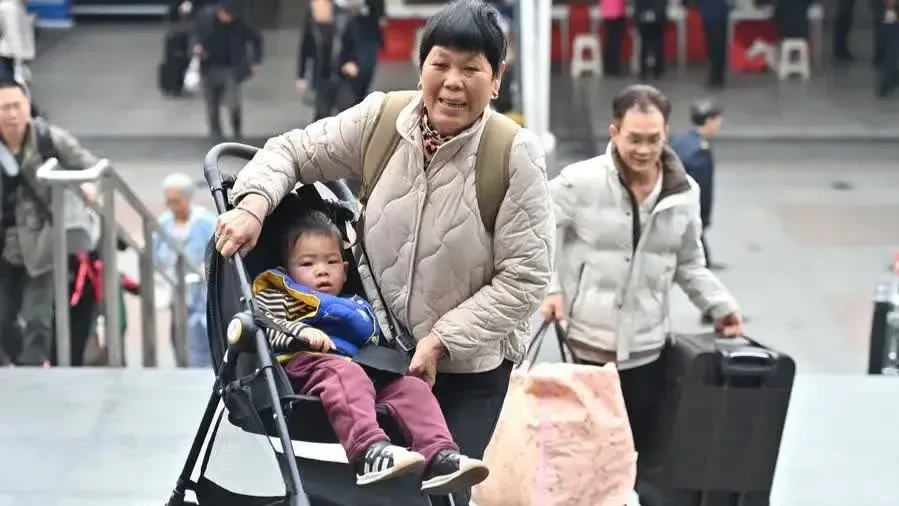 Economic Watch: China's Spring Festival travel rush features more comfort, variety