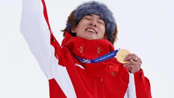 Gold medalist Su Yiming of China reacts during the awarding ceremony for the snowboard men's slopestyle at the Milan-Cortina 2026 Olympic Winter Games in Livigno, Italy, Feb. 18, 2026. 