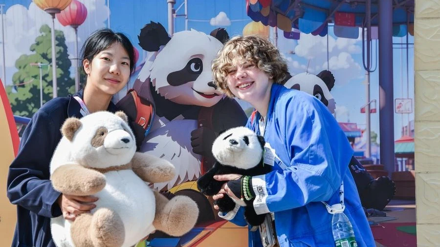 Chinese and American students pose for a photo at Shijiazhuang Zoo in Shijiazhuang, north China's Hebei Province, April 21, 2024. (Photo by Liu Zunshuan/Xinhua)