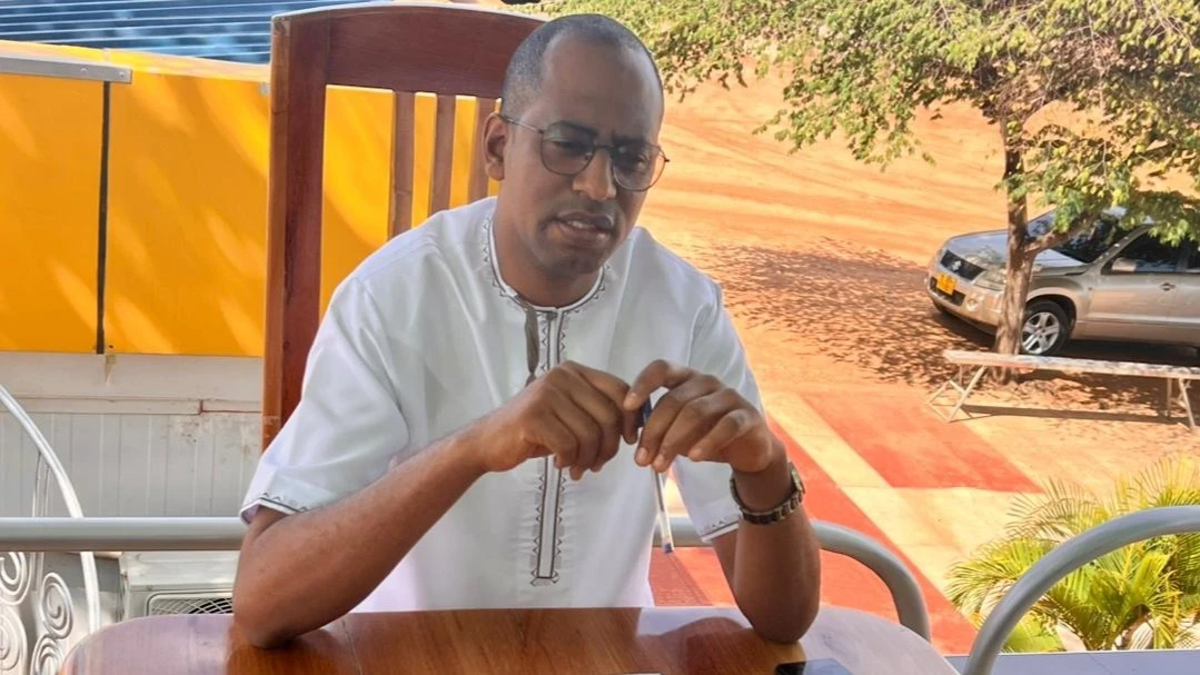 Mjumbe wa Mkutano Mkuu wa TFF Azan Mufti akizungumza na vyombo vya habari kuhusu ujio wa mkutamo mkuu wa TFF wilayani Kahama mkoani Shinyanya. 