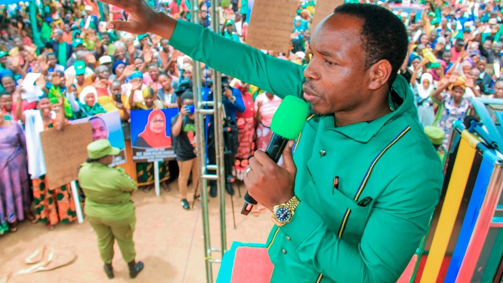 Waziri wa Mambo ya Ndani na Mbunge wa Jimbo la Shinyanga Mjini, Patrobas Katambi, akizungumza na wananchi wa Shinyanga kwenye mkutano wa hadhara.