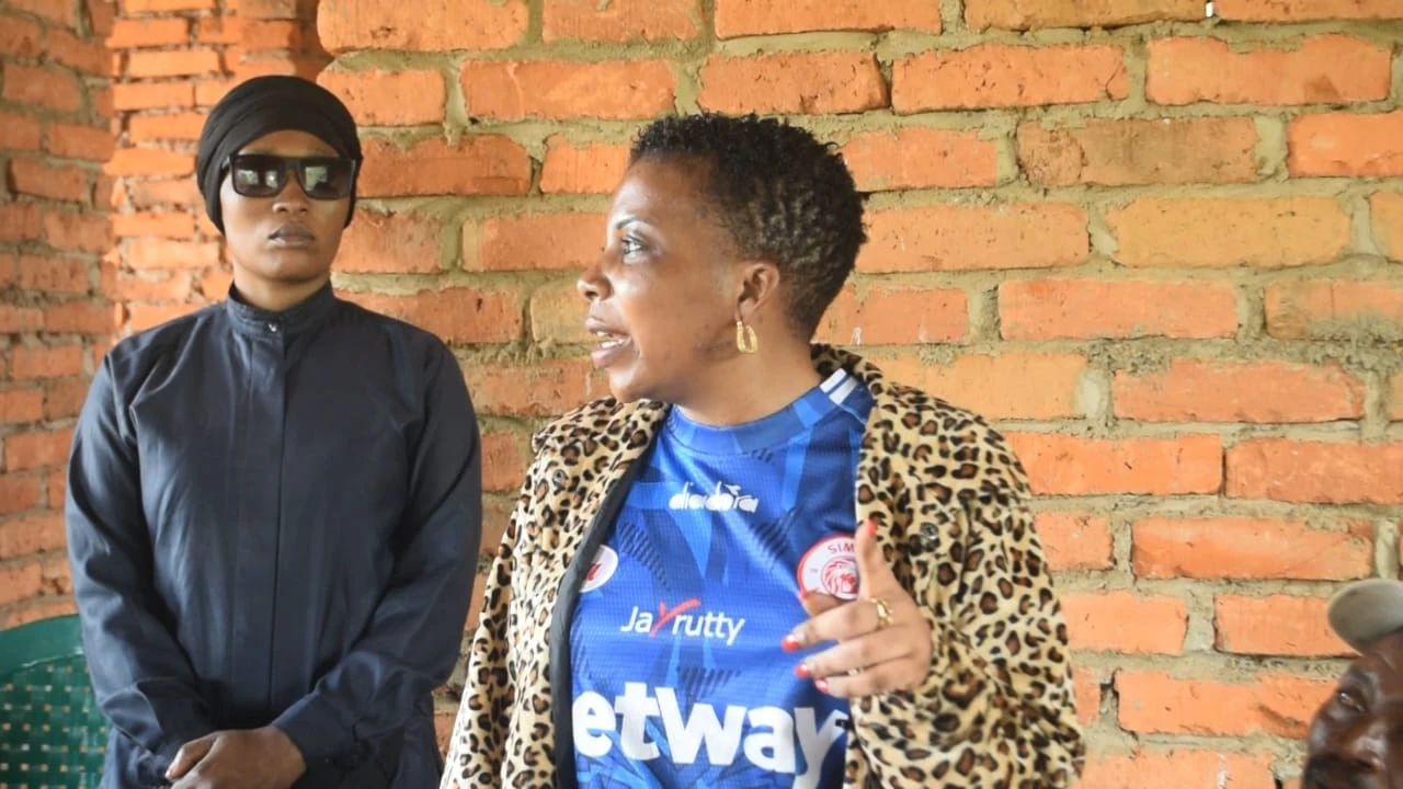 Mbunge wa Viti Maalumu kutoka Chama cha Mkombozi wa Umma (CHAUMMA), Sigrada Mligo, akizungumza na wakazi wa Kijiji cha Lugenge, Halmashauri ya Mji wa Njombe, wakati alipokwenda kukabidhi mifuko 50 ya saruji kwa ajili ya ujenzi wa ghala la kuhifadhi na kuu