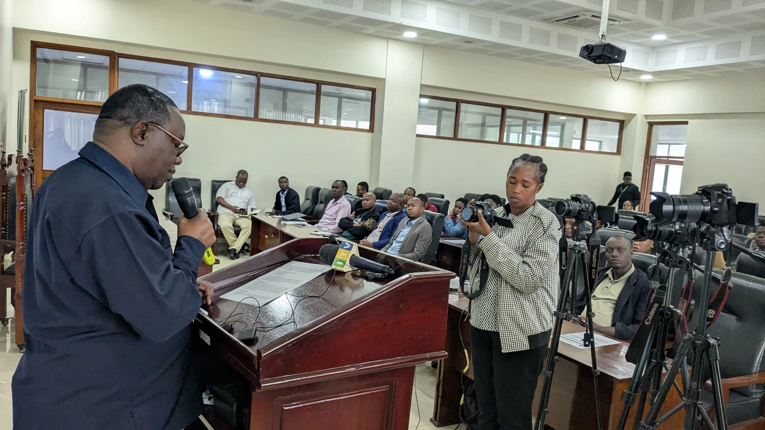 Kaimu Mganga Mkuu wa Mkoa wa Mwanza, Dk. Gabriel Mashauri akizungumza na wakaguzi wa dawa mkoa wa Mwanza, wakati akifungua mafunzo ambayo yamefanyika wilayani Ilemela, leo Jumatatu. Picha na Damian Masyenene.