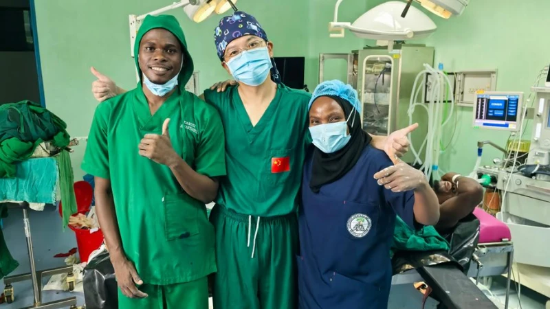 Hou Jianwen (C) and his local colleagues pose for a group photo after completing the surgery in Zanzibar.